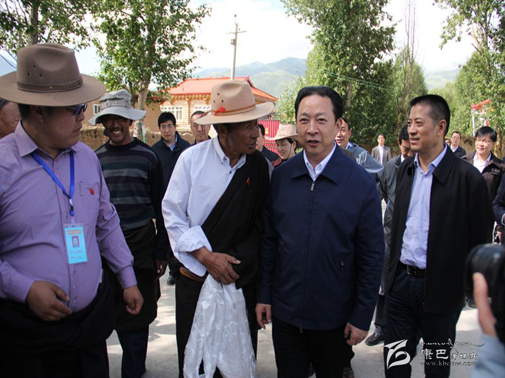 黃新初在甘孜縣調(diào)研指導(dǎo)扶貧開發(fā)工作、慰問對口支援我州的干部人才代表掠影