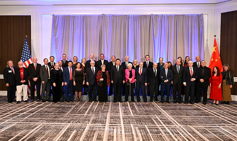 這是美國(guó)友好團(tuán)體聯(lián)合歡迎宴會(huì)開(kāi)始前，習(xí)近平主席會(huì)見(jiàn)飛虎隊(duì)和史迪威將軍后人、鼓嶺、艾奧瓦州、華盛頓州等方面友好人士代表，同他們親切交談并合影留念。