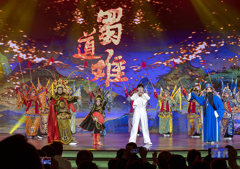 2023年10月13日，成都，“把青春華章寫(xiě)在祖國(guó)大地上”大思政課網(wǎng)絡(luò)主題宣傳和互動(dòng)引導(dǎo)活動(dòng)在四川大學(xué)舉行。