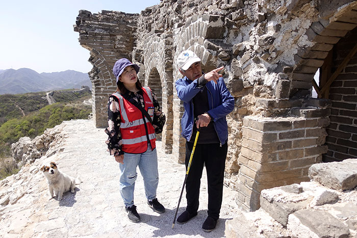 在明長(zhǎng)城遺址上，梅景田給外甥女劉紅巖講述長(zhǎng)城故事。