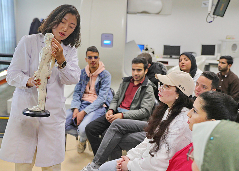 2023年4月19日，河北省秦皇島市中醫(yī)醫(yī)院醫(yī)務(wù)工作者為燕山大學(xué)外國(guó)留學(xué)生講解中醫(yī)經(jīng)絡(luò)知識(shí)。