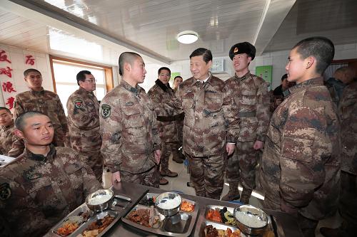 2014年1月26日中午，習近平來到連隊食堂，同戰(zhàn)士們一起用餐。新華社記者 李剛 攝